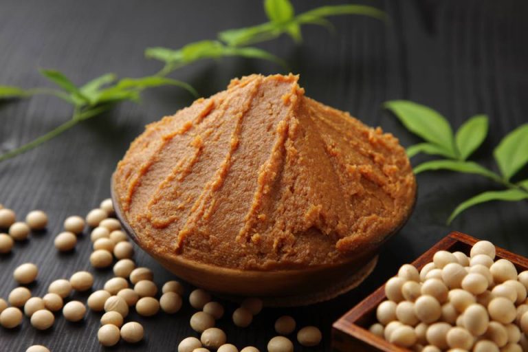 Dlaczego miso jest dobre dla jelit: fermentacja i probiotyki